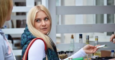 「奢る」の英語