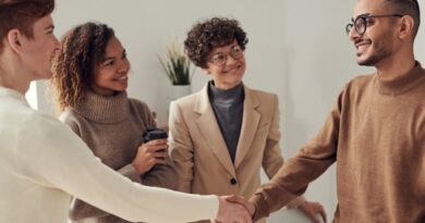 「私の連れです」の英語