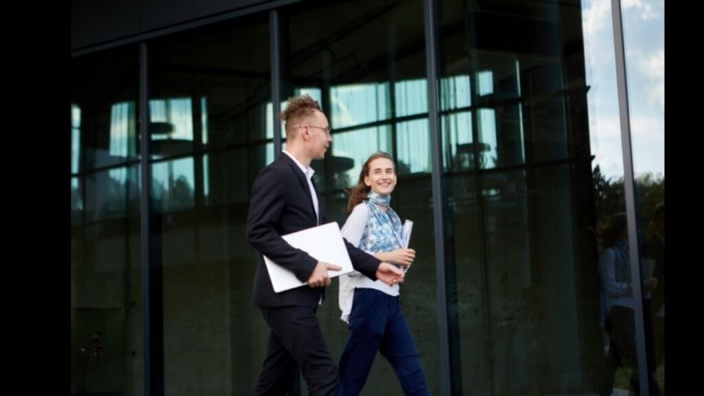 「見送る」の英語