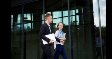 「見送る」の英語