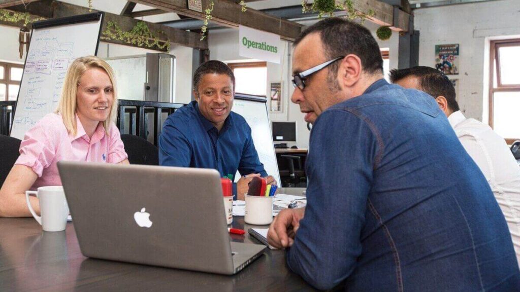 同僚、同期、先輩、後輩の英語