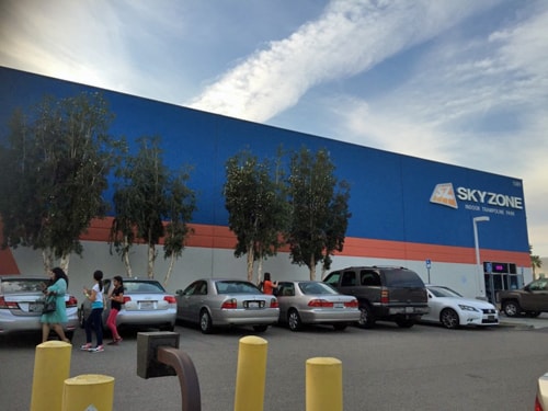 カリフォルニアにあるSkyzoneの外観