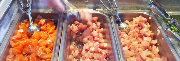 サーモン、まぐろ、スパイシーツナ、はまちなどのポキ丼用の刺身